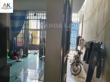 Bán nhà hẻm, Đường số 8, Phường Linh Xuân. Hẻm xe hơi. Nhà cấp 4 có gác, gồm 2PN, 1WC, nhà hiện đang cho thuê 4 triệu/ tháng